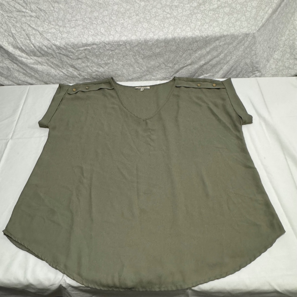 green woman blouse 2x brand speed limit with gold button on shoulder
